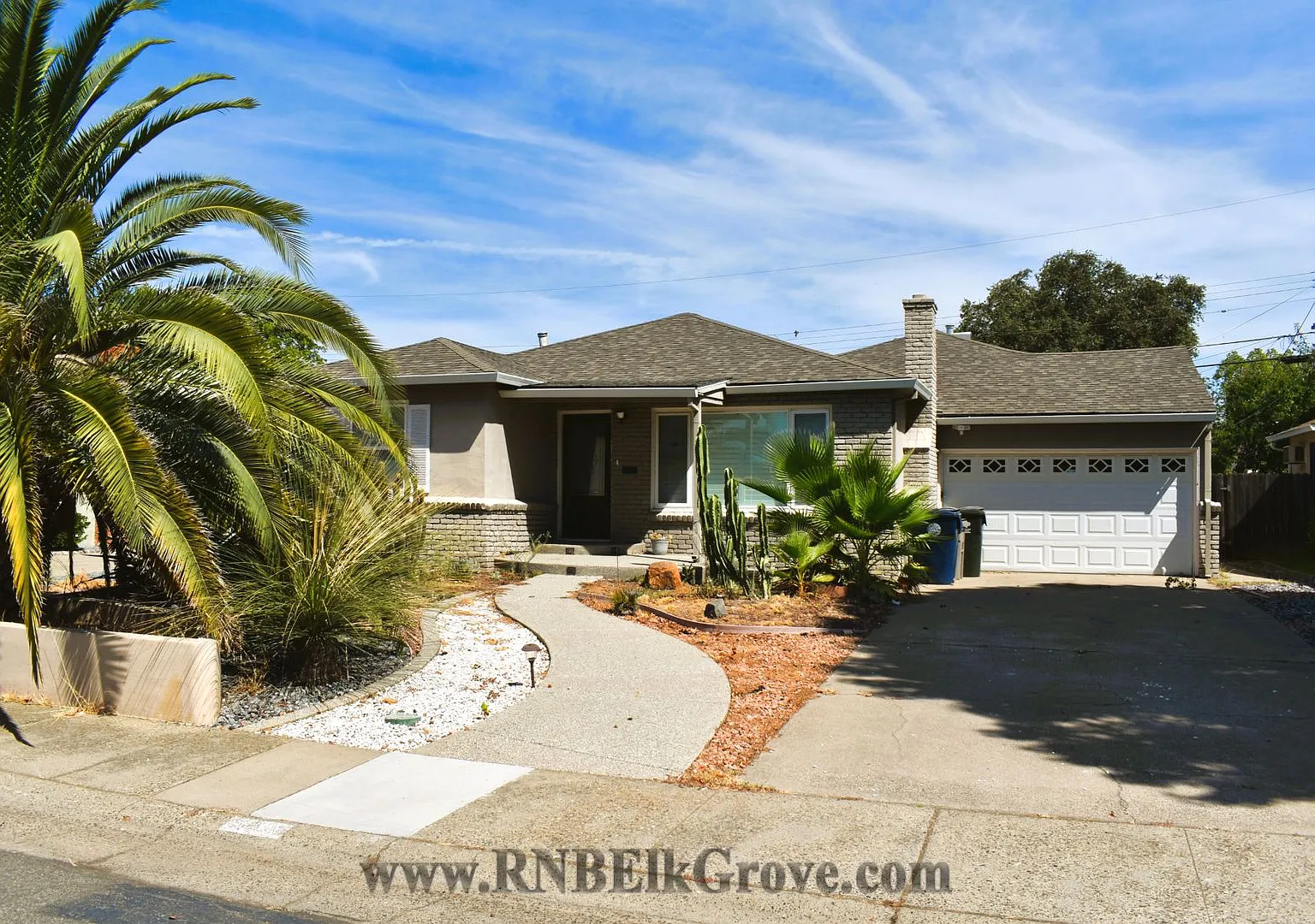 Beautiful 3 Bedroom and 2 Bathroom Home — Photo 1