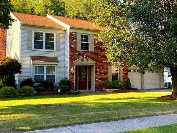 8 Stonehenge Dr, Sewell, NJ 08080