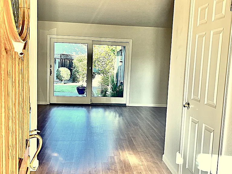 124 Lester Ln — Photo 2