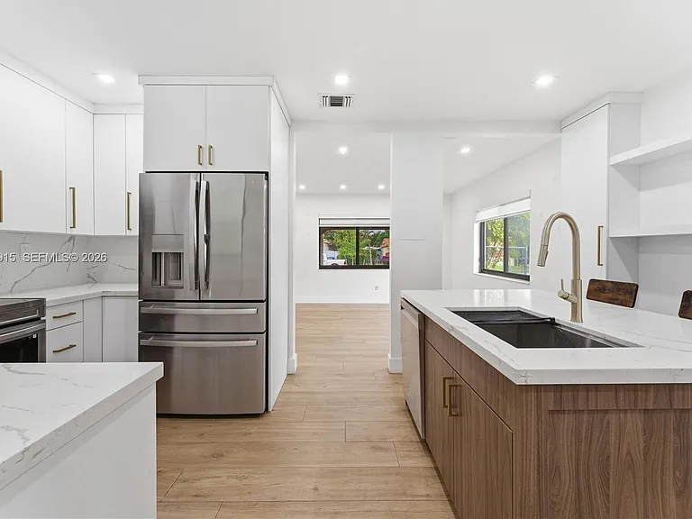 121 SW 71st Ave — Photo 7