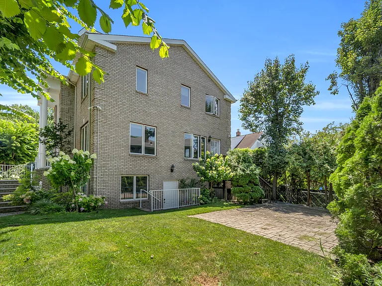 290 Mohegan Way — Photo 31