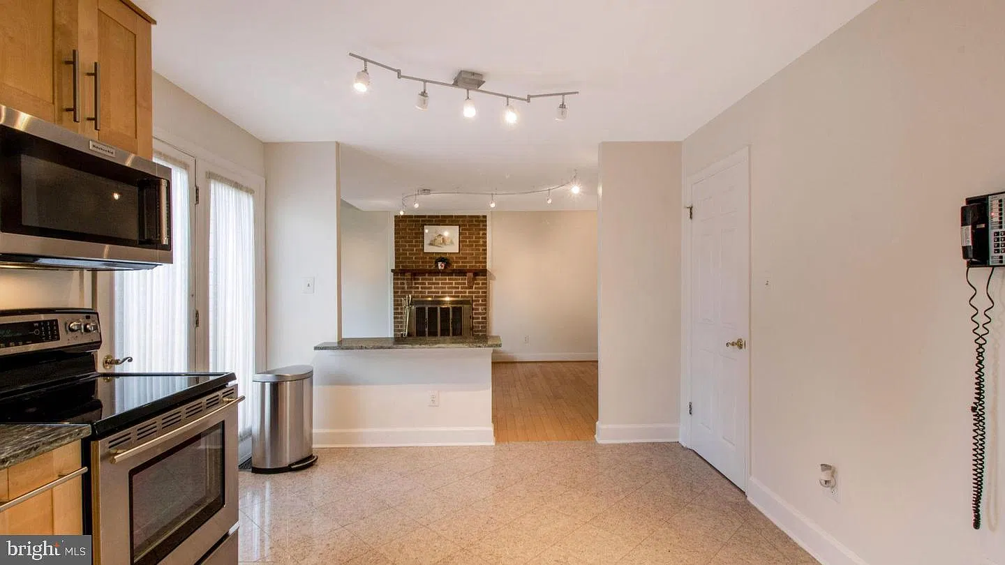 4 bed, 2.5 bath, 2264 sqft, $4,500 — Photo 4