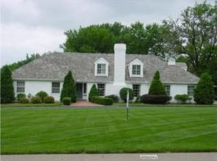 8424 Fontana St, Prairie Village, KS 66207