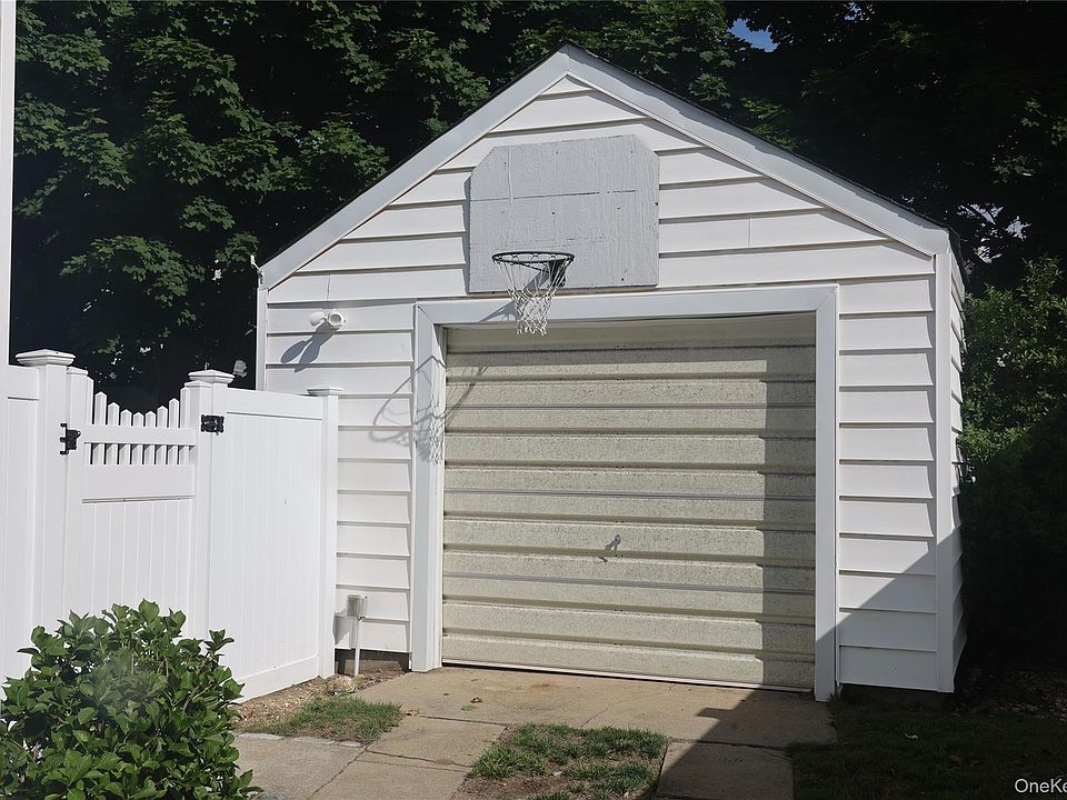 22 Alice Street, Merrick, NY 11566 | MLS #1012290 | Zillow
