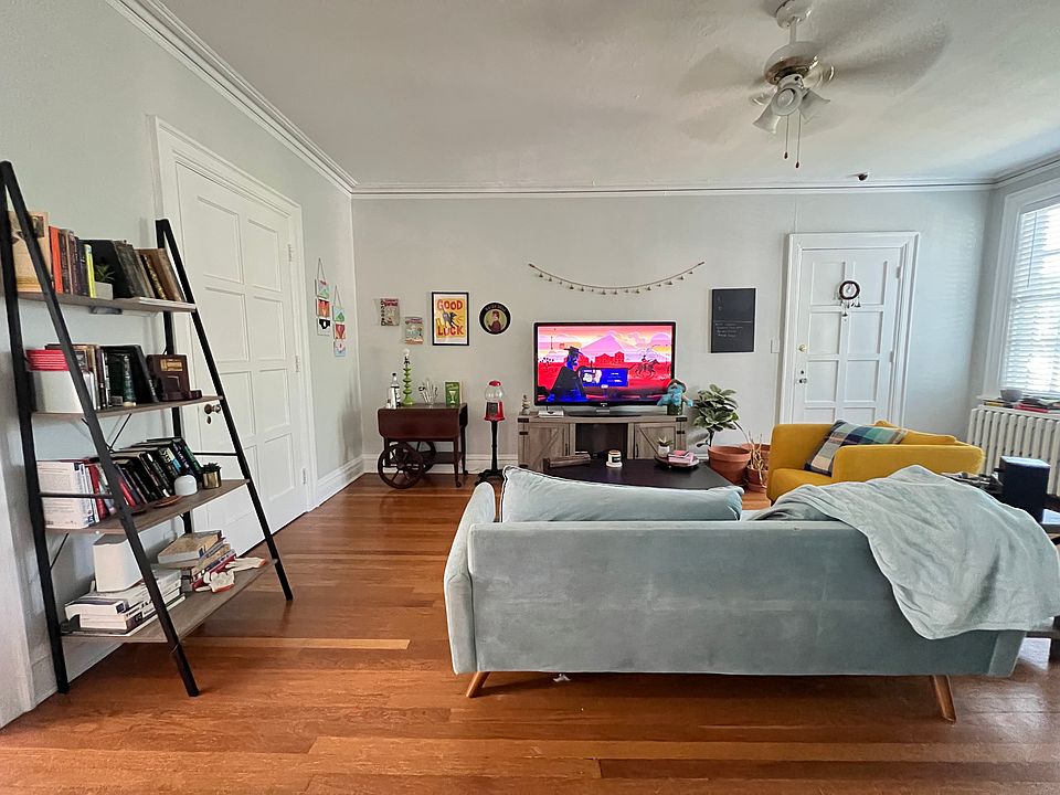 Tall ceilings & Hardwood floors