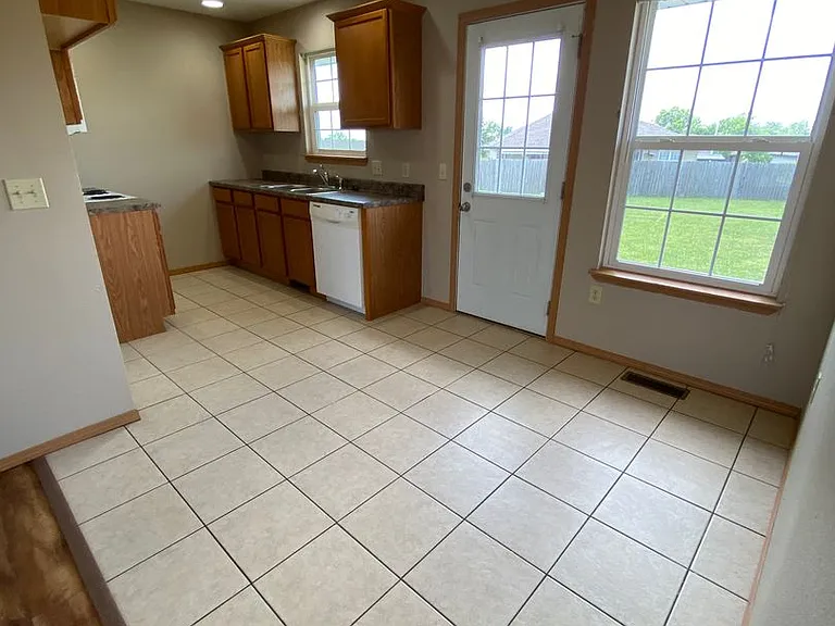 203 N Christopher Ln — Photo 5