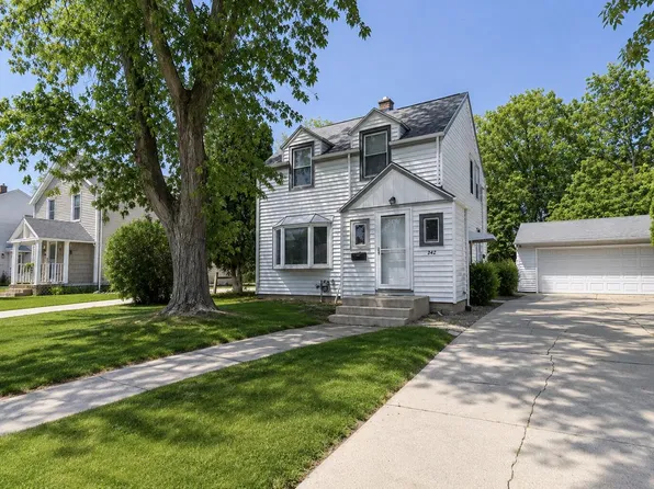 242 E Gauer CIRCLE, Milwaukee, WI 53207