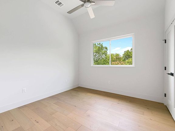 5th image of 935 E 51st St #A