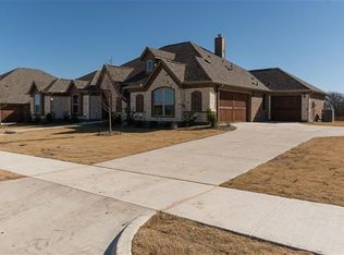 210 Iris Dr, Midlothian, TX 76065