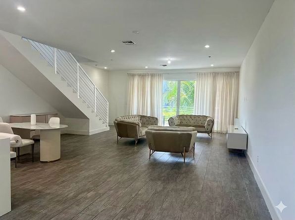 1045 NE 18th Ave #307