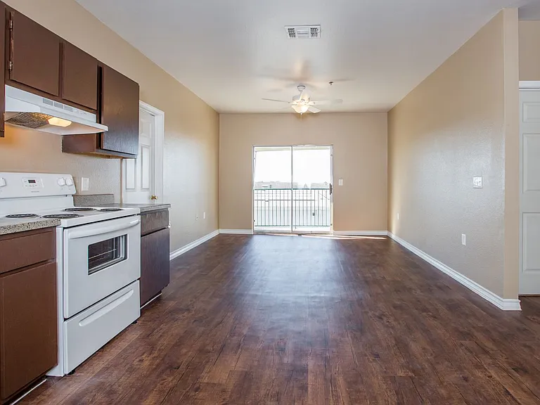 Lago Vista Apartments — Photo 23