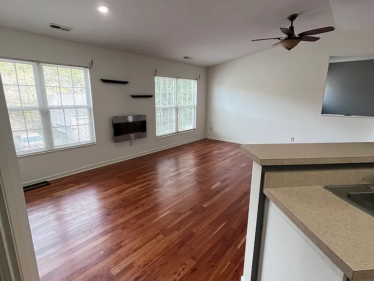 335 Skyview Ct — Photo 9