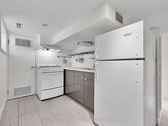 5th image of 119 Essex St