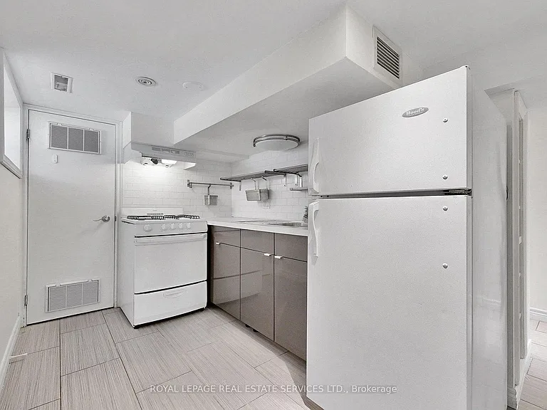119 Essex St #LOWER — Photo 5