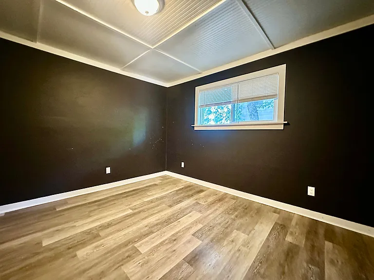 212 E Henley St — Photo 5