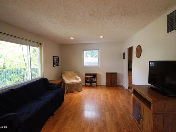 4th image of 1807 Fuller Ave NE