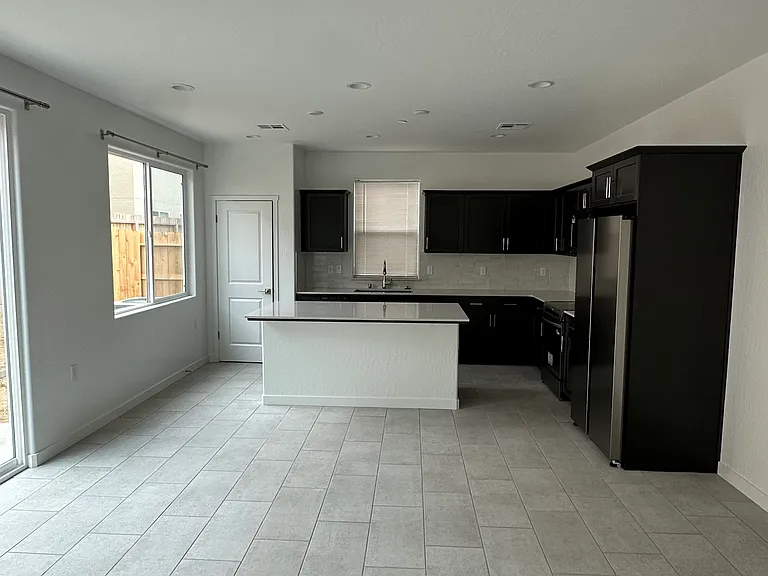 2921 E Veleta Dr — Photo 3