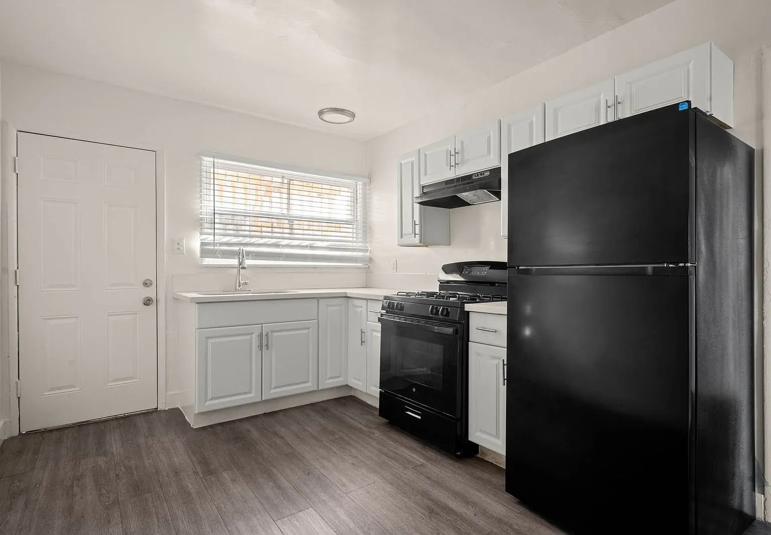 1 bed, 1.0 bath, 650 sqft, $1,472 — Photo 1