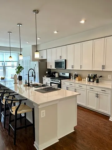 4 bed, 3.5 bath, 2358 sqft, $3,000 — Photo 4