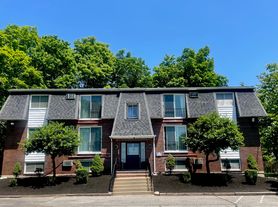 215 Mammoth Rd, Lowell, MA