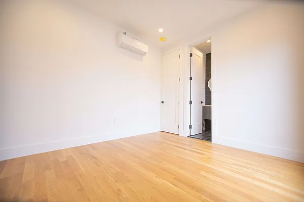 Rented by Venn NY Inc | media 17