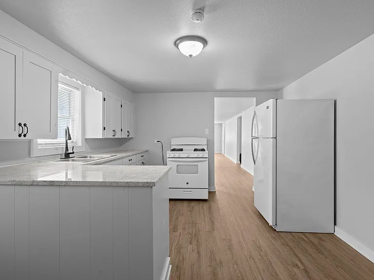 655 N 2nd St — Photo 15