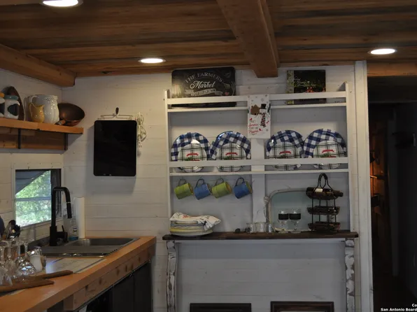 679 FAURIE RD, Lakehills, TX 78063