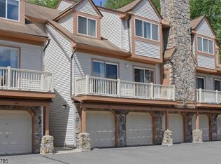 228 Woods Edge Dr, Succasunna, NJ 07876