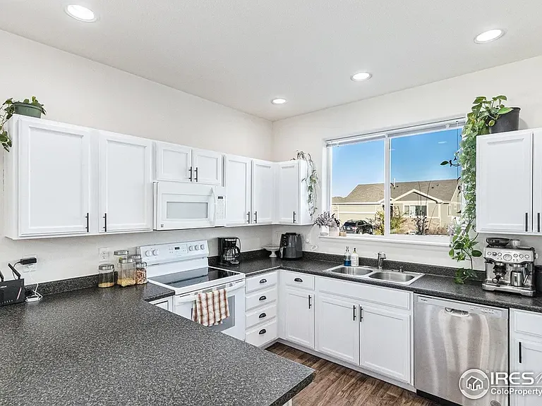 985 Axis Dr — Photo 5