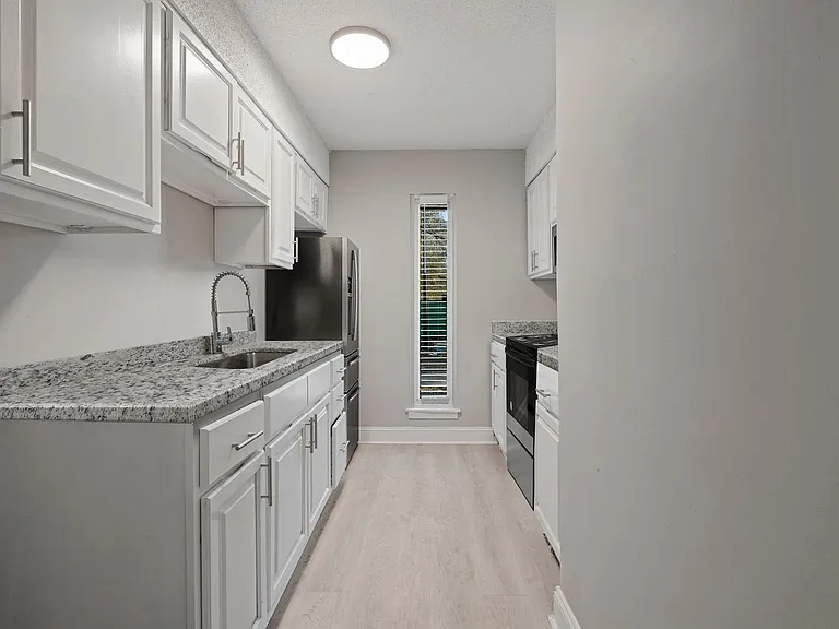 Colonial Pointe Apartments — Photo 43