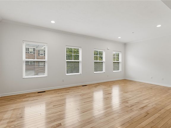 3rd image of 868 Highpointe Cir