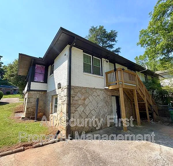 1093 Fayetteville Rd SE — Photo 1