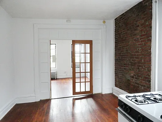 Rented by Perry Associates NYC Inc | media 29