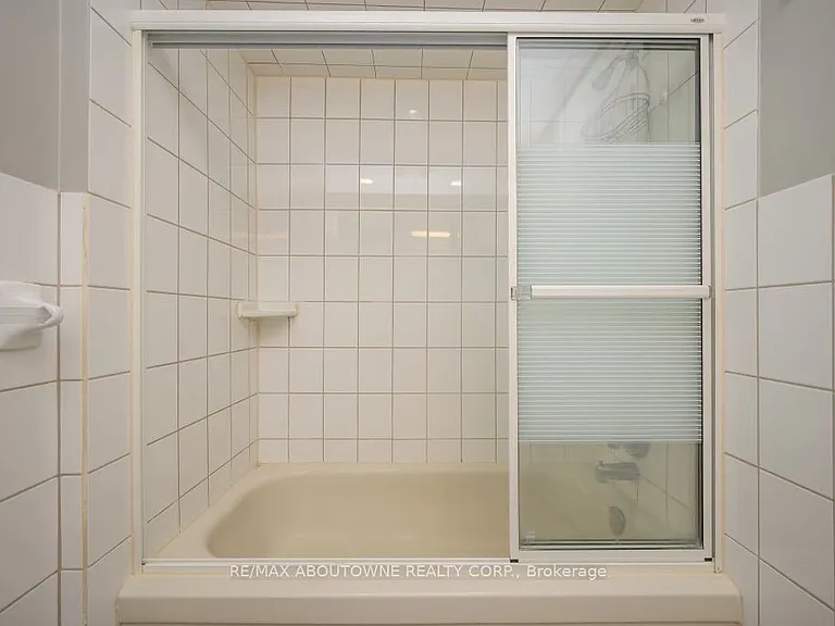 2444 Woburn Cres — Photo 17
