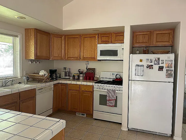935 Elkhorn Dr — Photo 6