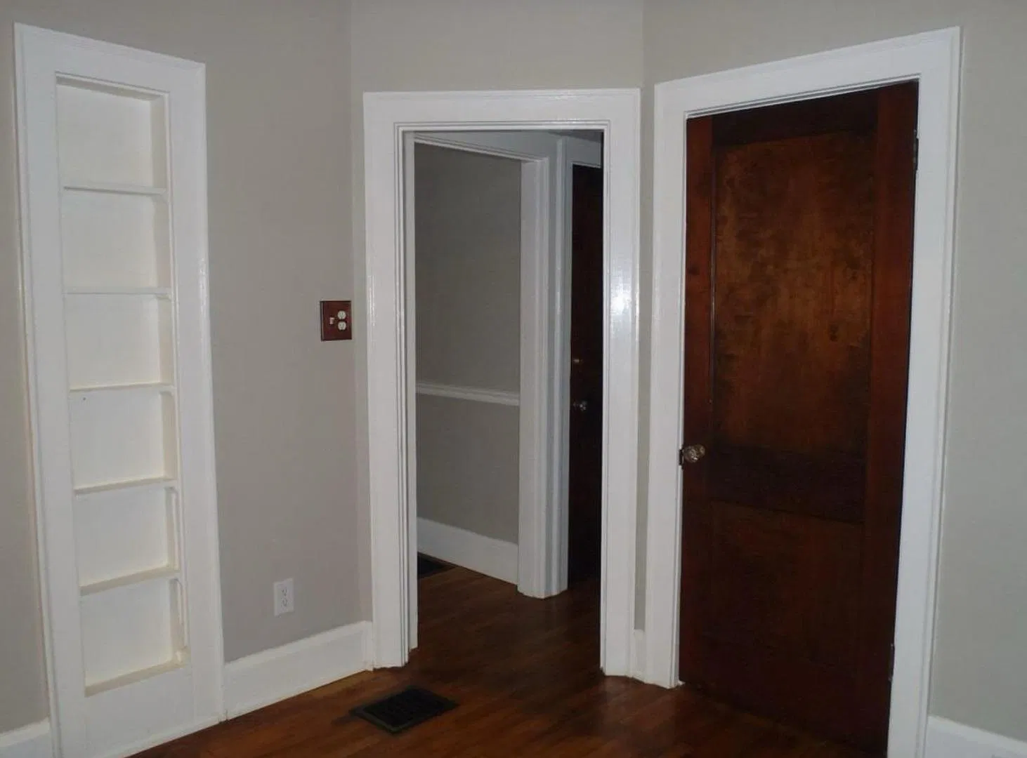 449 Oldham Ave — Photo 3