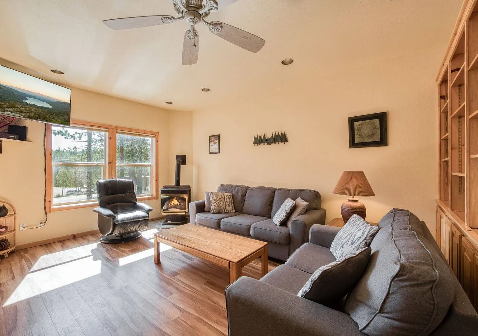 2 bed, 944 sqft, $4,000 — Photo 1