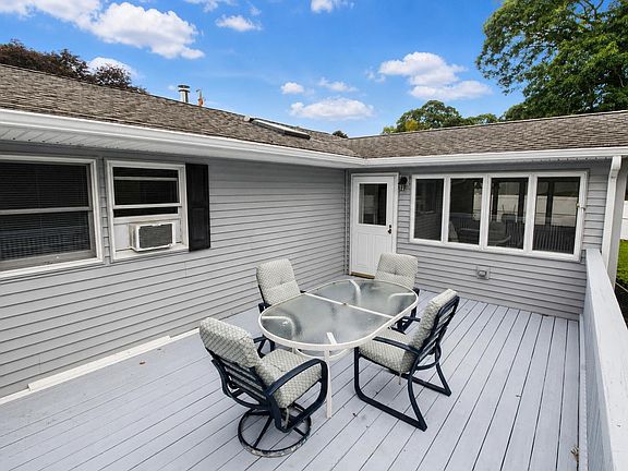3rd image of 90 Nantucket Dr