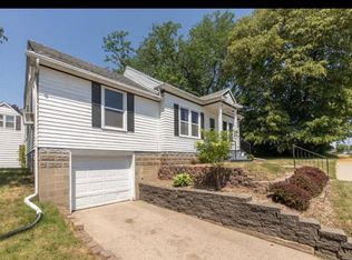 204 9th St SW, Waverly, IA 50677