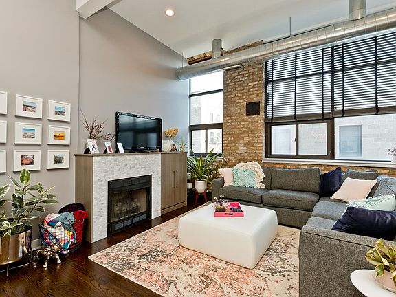 2nd image of 1137 N Wood St APT 2