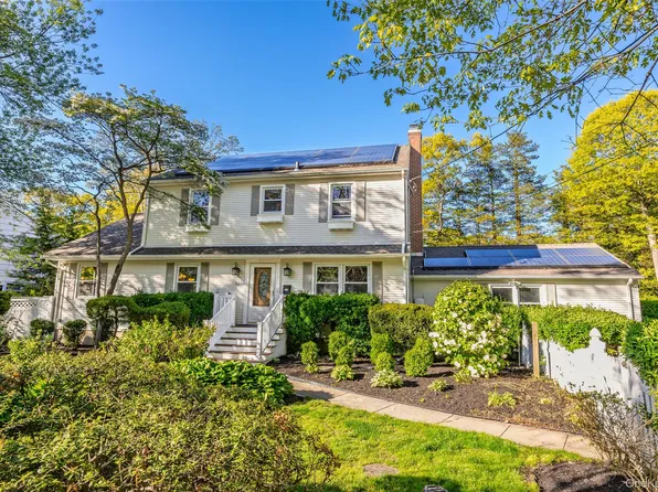 15 Oxbow Road, Patchogue, NY 11772