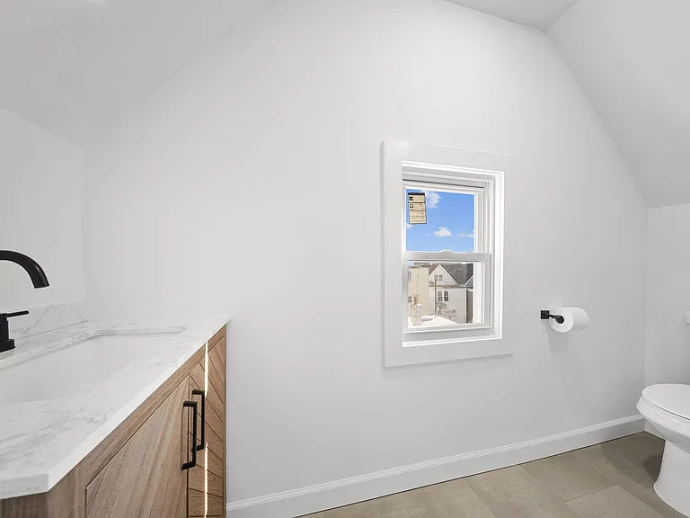 319 William St #2-0904 — Photo 15
