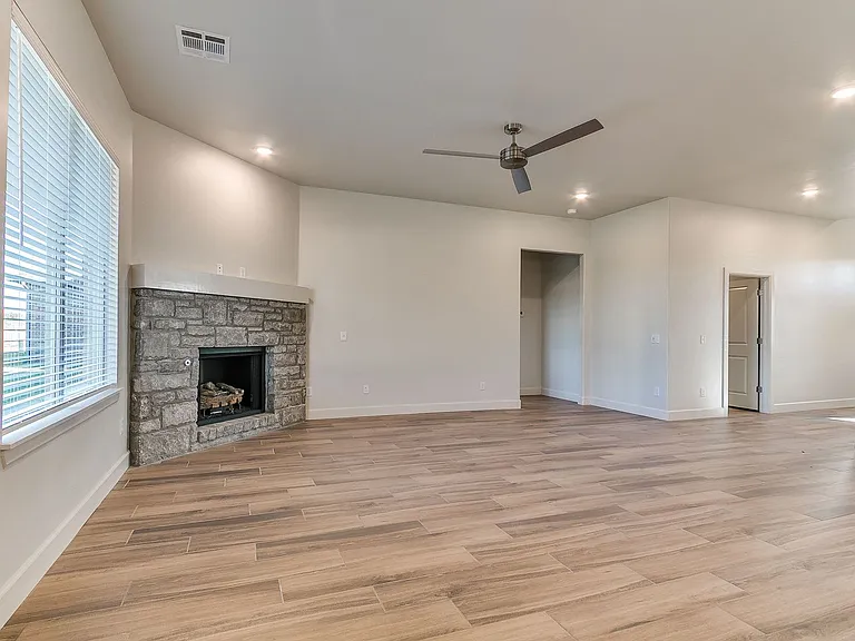 16025 Zamora Ln — Photo 17