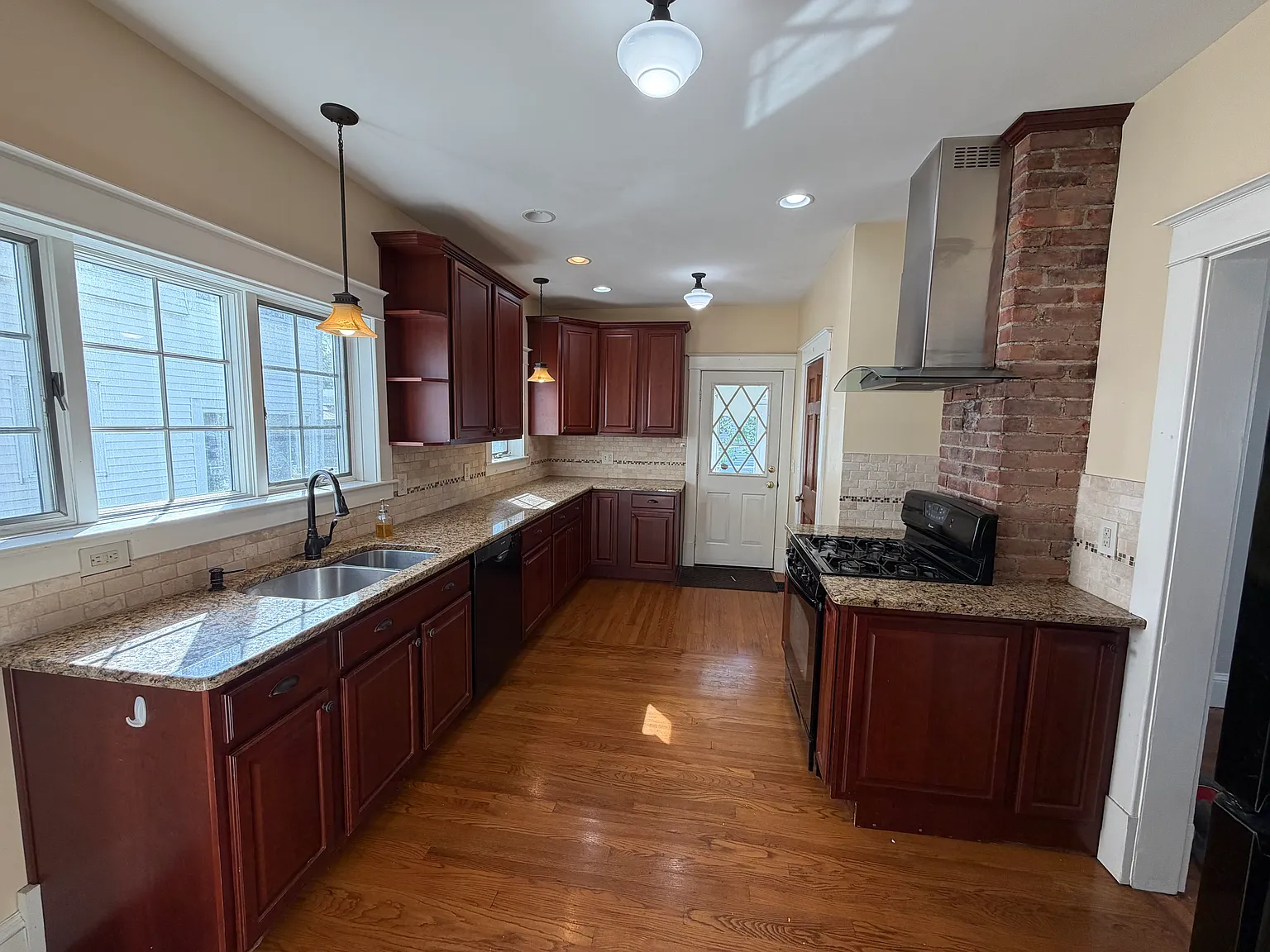 3 bed, 1.5 bath, 1600 sqft, $2,000 — Photo 4