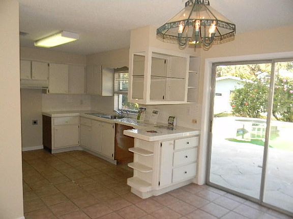 3rd image of 1423 NE Skyline Dr
