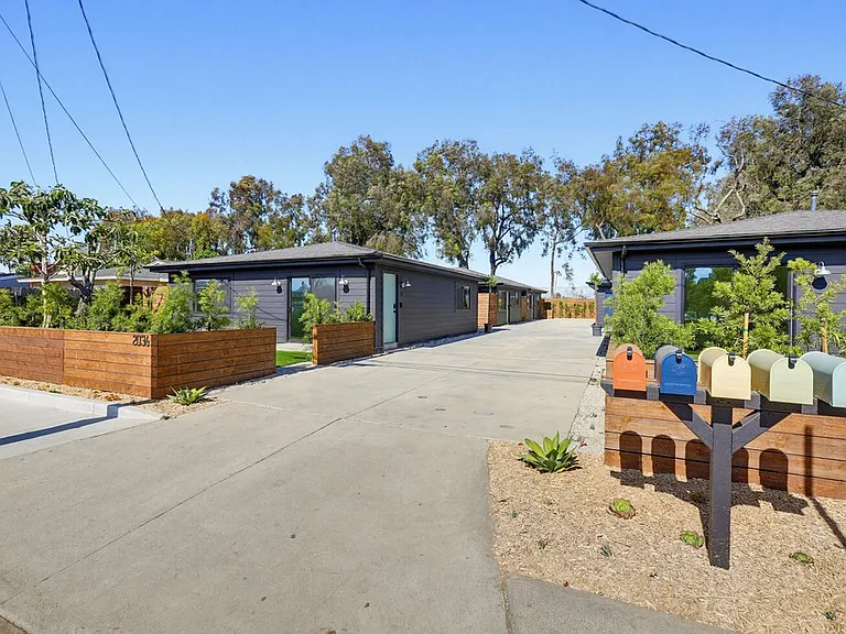 2036 Pomona Ave #A — Photo 2