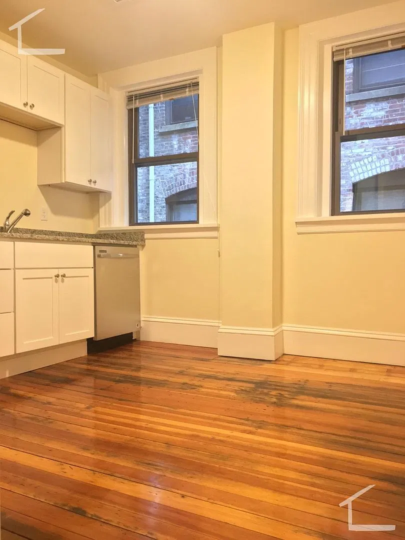 Modern Student Apartment, High ceilings, Hardwood Floors | Available Now — Photo 3