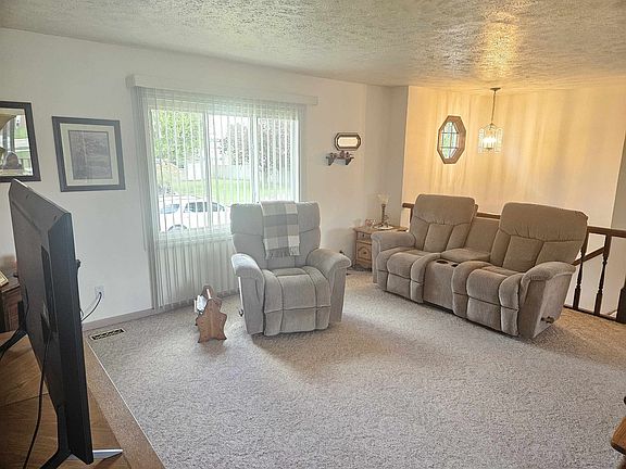 5th image of 802 Pine Cir