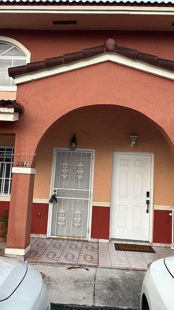 El Prado Xvi Condo — Photo 1