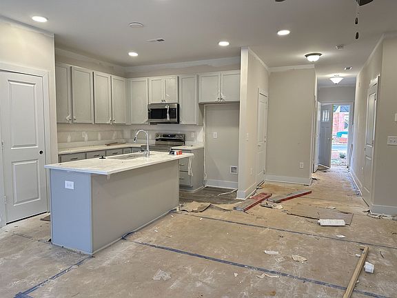 5th image of 833 Pryor St #34